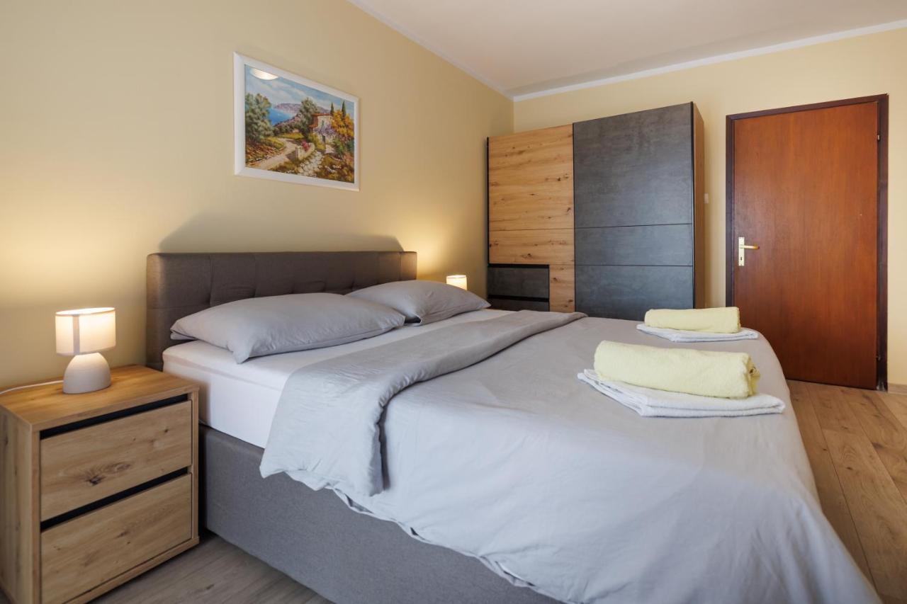 Spacious And Modern App With Big Terrace Malinska Exterior photo